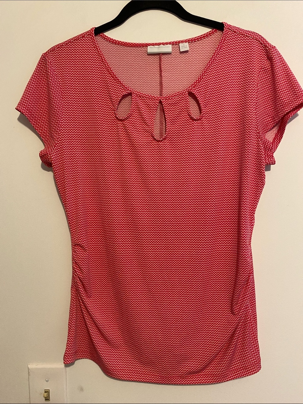 New York & Company Pink Geo-Print Keyhole Short Sleeve Top